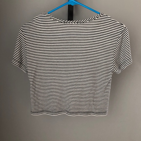 Striped Graphic Crop Top - Picture 2 of 3